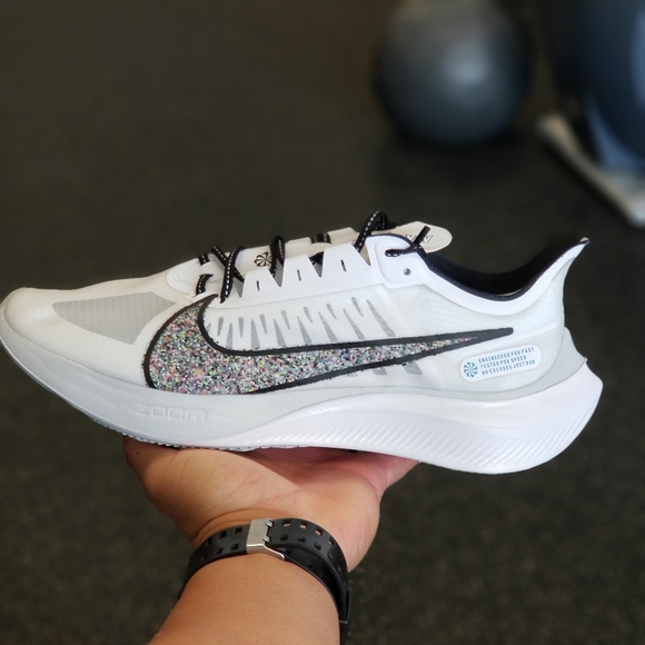 nike zoom gravity white multicolor